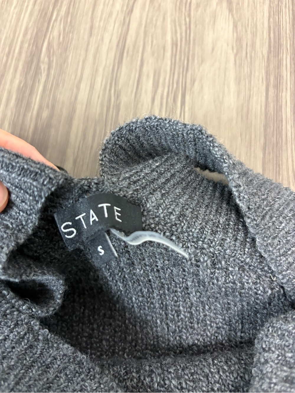 1.State Gray Cold Shoulder Ribbed Sweater Size Small - Picture 3 of 6